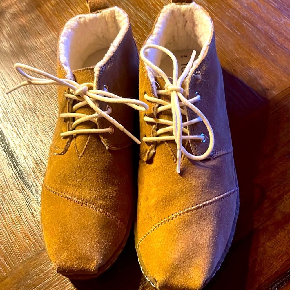 Toms fleece line tan boots. Size w9